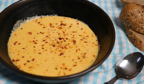 Крем супа със сирена и чили