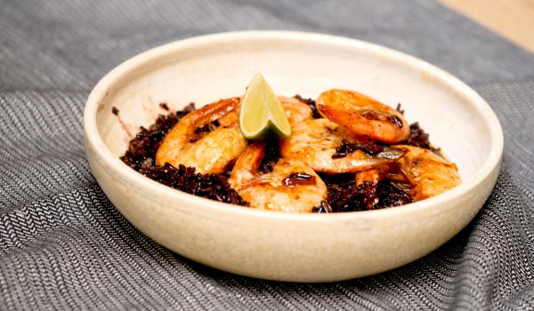 Скариди в масло върху черен ориз с узо и чесън